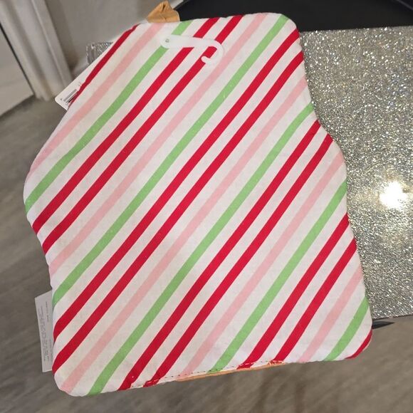 Dolly Parton Gingerbread House Holiday Oven Mitt - Picture 7 of 7